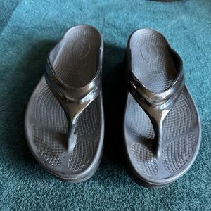 OOFOS OOmega OOlala Platform sandal